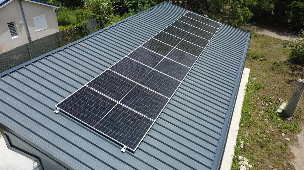 Comparaison entre un kit solaire et une installation photovoltaïque complète en Guadeloupe
