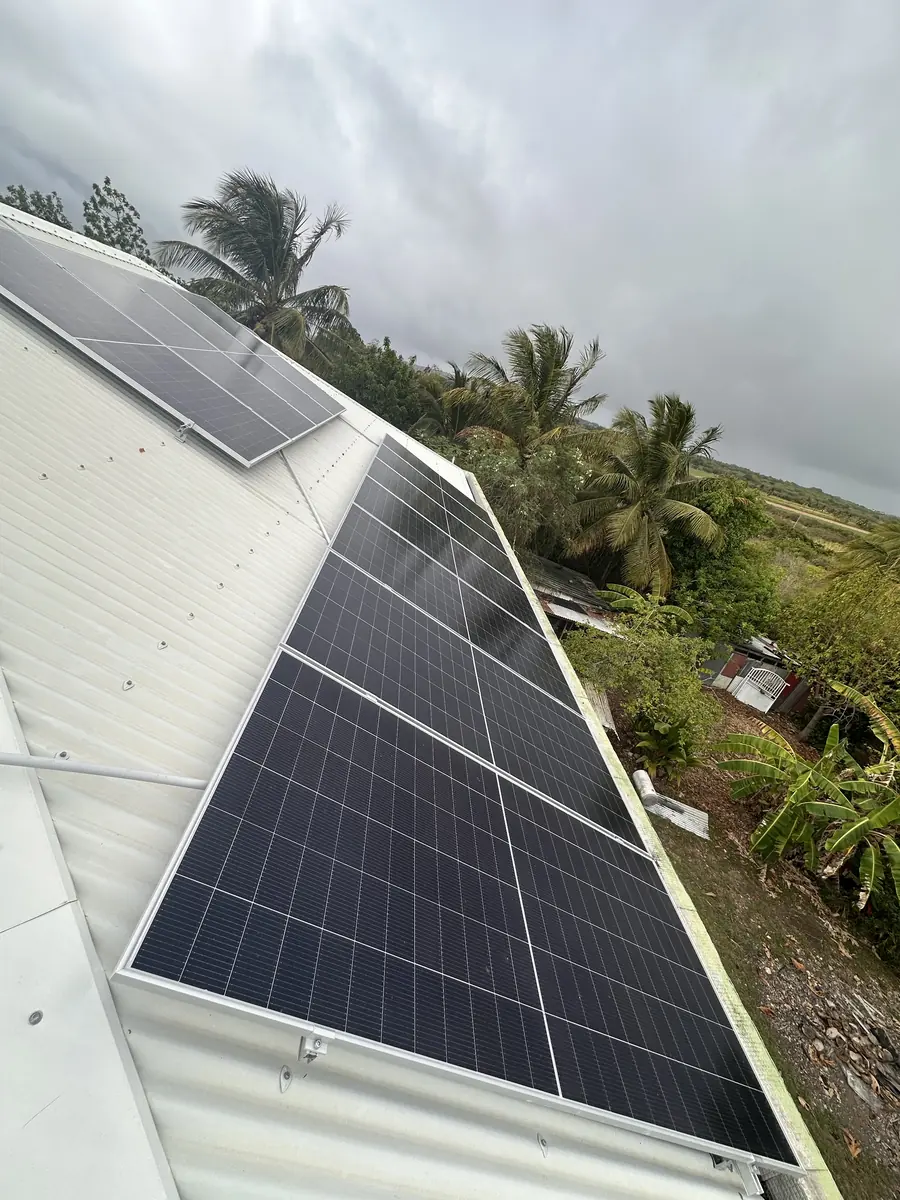 Installation solaire Anse-Bertrand Guadeloupe 15 kWc — toiture et panneaux vus depuis le faîtage