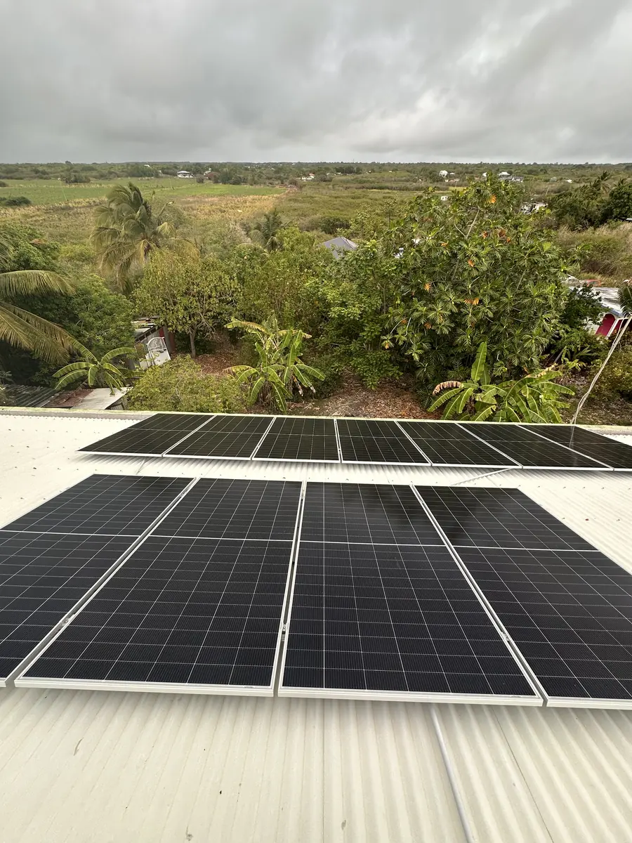 Installation solaire Anse-Bertrand Guadeloupe 15 kWc — rangée de panneaux photovoltaïques en toiture