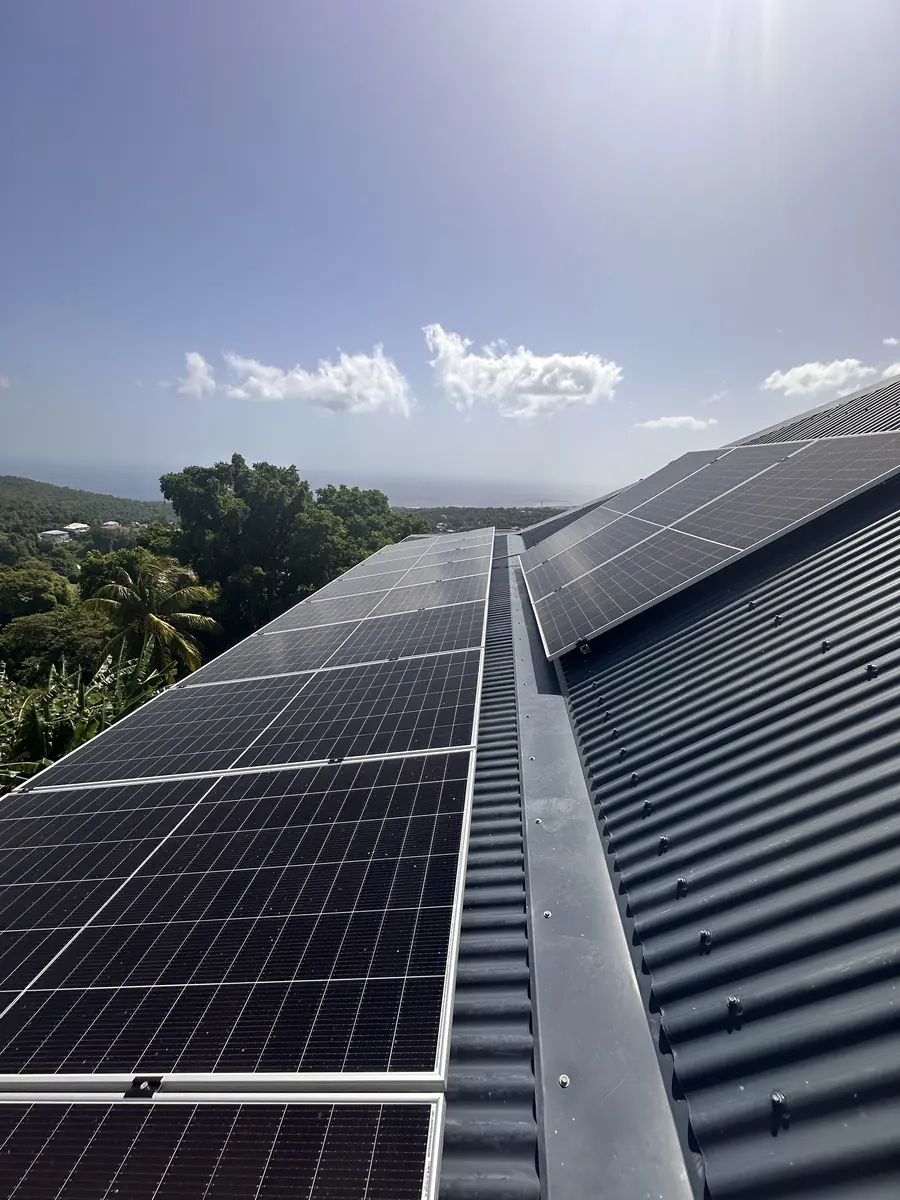 Installation solaire Gourbeyre Guadeloupe 12 kWc — rangée de panneaux solaires sur toiture