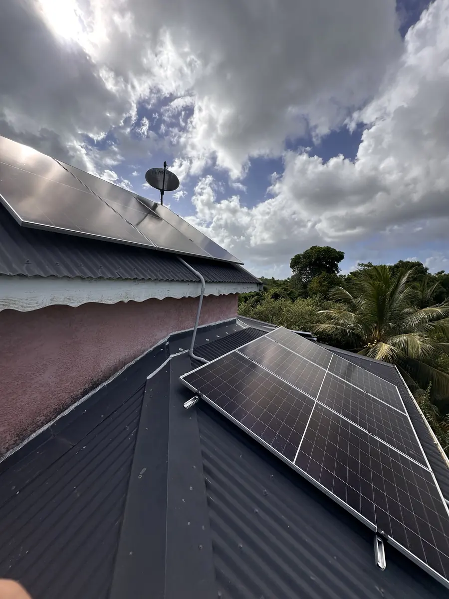 Installation solaire Le Moule Guadeloupe 12 kWc — panneaux photovoltaïques sur toiture bac acier