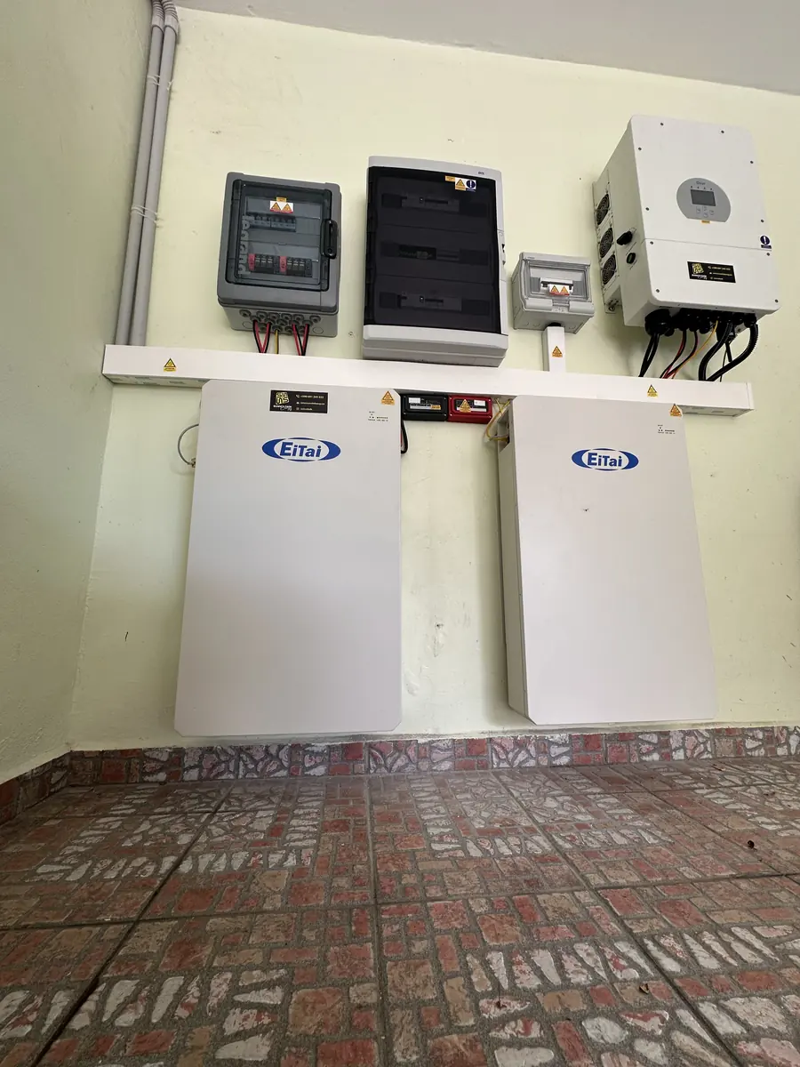 Installation solaire Les Abymes Guadeloupe 9 kWc — batteries de stockage et tableau électrique